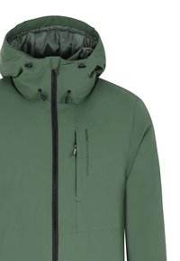 Chaqueta impermeable verde con un cuello alto, capucha ajustable y cremallera negra. Marca destacada en la parte frontal, textura suave y diseño funcional.