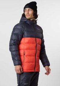 Padded Jacke mit einem Farbblockdesign in Marineblau und Rot, Reißverschluss und Kapuze. Hergestellt aus leichtem, glattem Stoff.