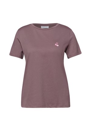 T-shirt mauve à manches courtes avec encolure ronde et petite broderie de cerise rose sur le côté gauche de la poitrine.