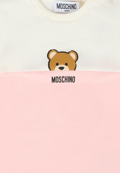 Top in cotone bianco e rosa con grafica di un orso bruno e la scritta "MOSCHINO" stampata in nero. Tessuto morbido con scollatura tonda e dettaglio con bottoni.