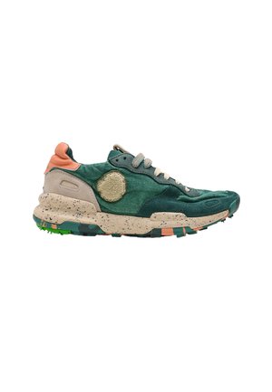 Zapatilla verde y beige con detalles en melocotón, parche circular texturizado en el lateral, suela moteada y dibujo multicolor en el perfil lateral.