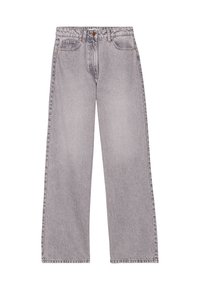 Jeans de mezclilla gris de pierna ancha con cintura alta, que cuentan con un cierre de botón, trabillas para cinturón y un diseño de cinco bolsillos, con una textura suave.
