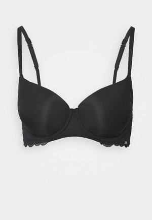 Soutien-gorge noir rembourré avec bretelles réglables. Il présente une finition satinée lisse et une dentelle, conçu pour offrir soutien et confort.