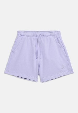 Lys lilla shorts med elastisk midje og snøre, sidelommer og subtil logo-brodering på venstre ben.
