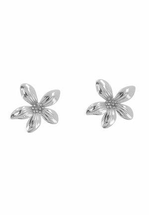 Orecchini argentati a forma di fiore con cinque foglie simili a petali, caratterizzati da una finitura liscia e lucida e un dettaglio centrale testurizzato.