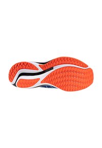 Sohle eines Laufschuhs mit einer strukturierten orangen Gummisohle und weißen Akzenten sowie einem blauen oberen Teil, entworfen für Traktion und Unterstützung.