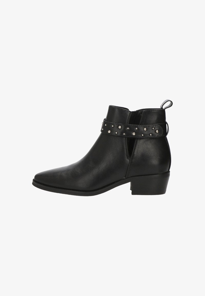 Botas negras hasta el tobillo, hechas de cuero suave, con punta afilada, tacón bajo tipo bloque y correa de cuero con tachuelas plateadas.