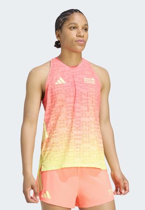 Atleet draagt een roze en geel verloop tanktop en shorts met BMW Berlin Marathon en Adidas-logo's, staat met ontspannen armen.