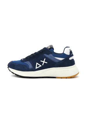 Sneaker blu navy con pannelli in suede e mesh, dotati di logo bianco, lacci neri, suola imbottita e suola in gomma con accentuazione color gomma.