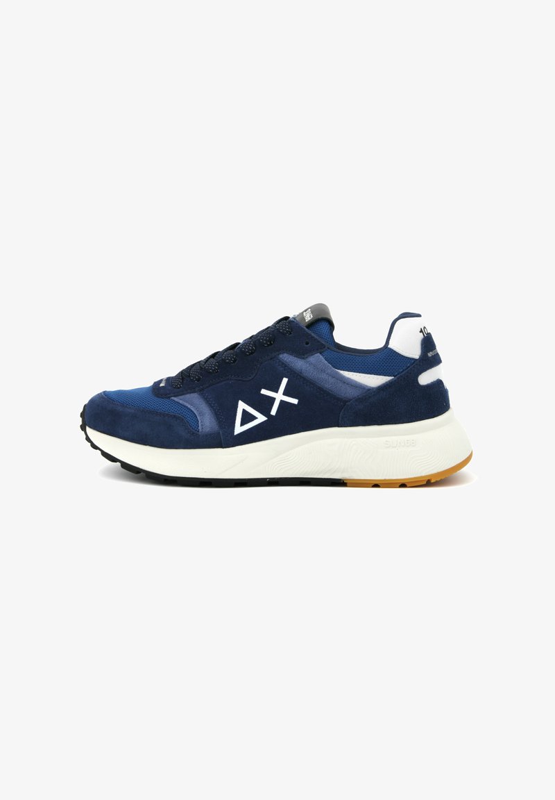 Sneaker blu navy con pannelli in suede e mesh, dotati di logo bianco, lacci neri, suola imbottita e suola in gomma con accentuazione color gomma.