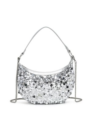 Piccola borsa argento coperta di paillettes riflettenti, con manico corto e tracolla in catena argentata rimovibile.