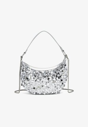 Petit sac à main argenté recouvert de sequins réfléchissants, avec une poignée courte et une bandoulière chaîne argentée amovible.