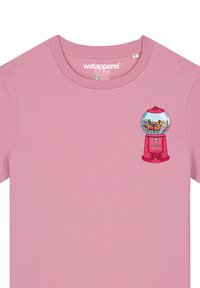 Lichtroze katoenen t-shirt met een ontwerp met korte mouwen. Heeft een illustratie van een kauwgomballenautomaat op de linkerkant van de borst.