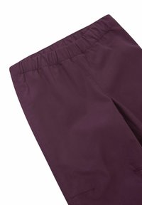 Pantalones burdeos con cinturilla elástica, textura suave y diseño de pierna recta. No presentan hardware ni patrones visibles.