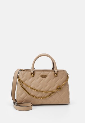 Beige quiltet lædertaske med dobbelte håndtag, aftagelig skulderrem og guldkæde detalje på ensfarvet baggrund.