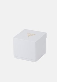 Weißer, texturierter Geschenkkarton mit flachem Deckel, der ein goldenes, dreieckiges Logo auf der Oberseite trägt. Einfaches, modernes Design.