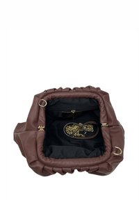 Hnědá kožená kabelka s nabíraným designem, černým podšívkou uvnitř a zlatými kovovými prvky. Obsahuje malou řetízkovou kabelku uvnitř.