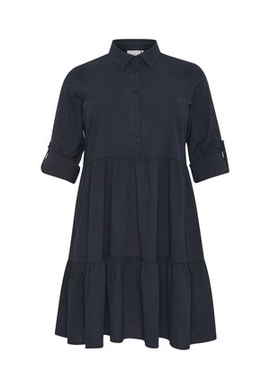 Robe bleu marine foncé jusqu'aux genoux avec col à revers, patte de boutonnage, manches trois-quarts retroussées et jupe à volants superposés.
