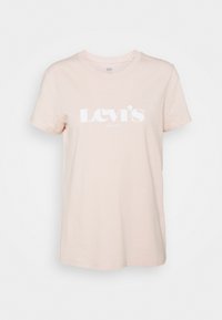 Ljusrosa bomullströja med rund hals, korta ärmar, och en vit tryckt "Levi's"-logotyp med "Sedan 1873" under.