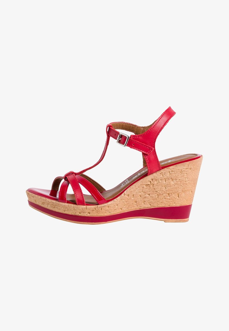 Sandale compensée en cuir rouge avec plateforme en liège, bride à la cheville et boucle argentée, design à bout ouvert.