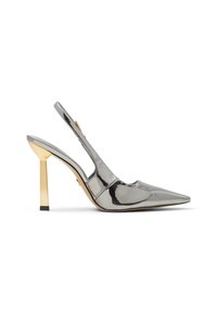 Sandal de tacón alto en gris metálico con punta afilada y tacón bloque dorado, que presenta una textura lisa y brillante y un diseño minimalista.