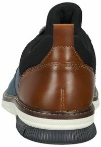 Tacco in pelle marrone e parte superiore in tessuto blu navy, con una sezione elastica nera e una suola intermedia bianca con una suola esterna in gomma nera texturizzata.