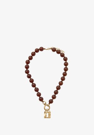 Brązowy naszyjnik z koralików z złotym charmem w kształcie zamka. Koraliki są gładkie i okrągłe, z polerowanym wykończeniem; charm ma wzór w kształcie dziurki od klucza.