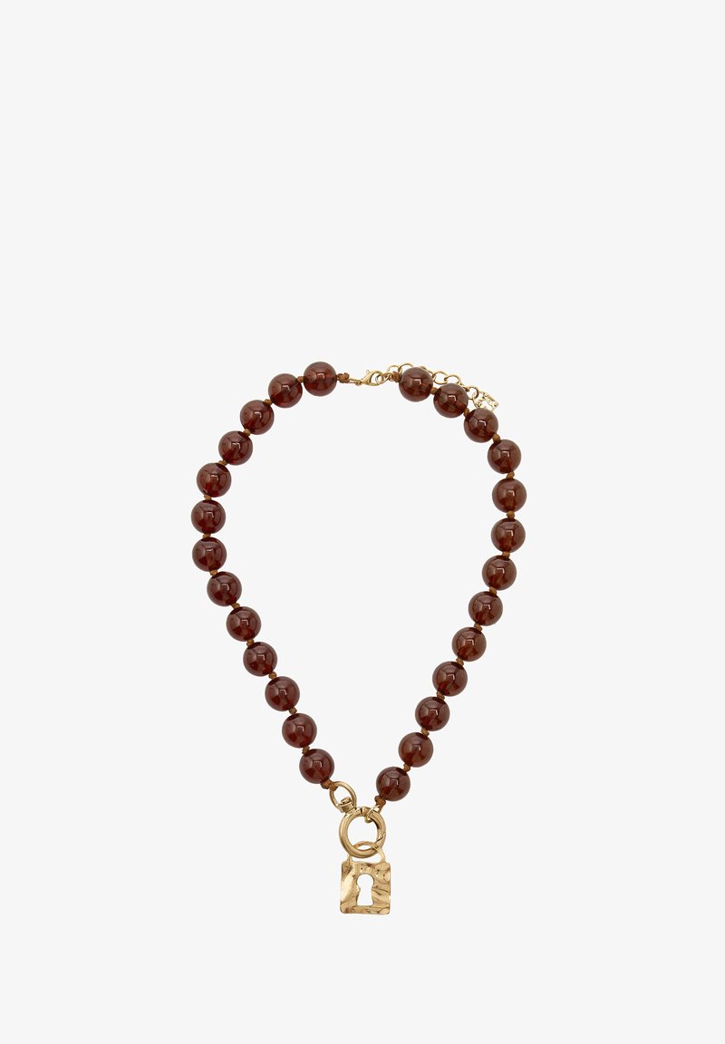 Brązowy naszyjnik z koralików z złotym charmem w kształcie zamka. Koraliki są gładkie i okrągłe, z polerowanym wykończeniem; charm ma wzór w kształcie dziurki od klucza.