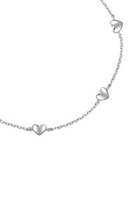 Silberne Kettenhalskette mit drei herzförmigen Akzenten, glatter Textur und zarten Gliedern. Jedes Herz ist gleichmäßig entlang der Kette verteilt.