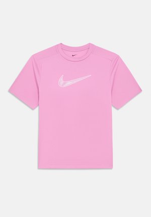 Tricou sport roz cu mâneci scurte, având un logo Nike swoosh alb în centrul pieptului și un swoosh negru mai mic aproape de guler.