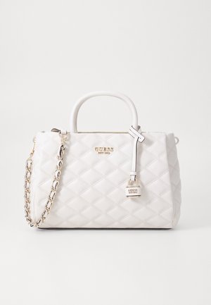 Sac à main matelassé blanc avec bandoulière chaîne dorée, poignée supérieure et étiquette suspendue embossée du logo Guess.