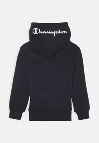 Námořnická mikina s kapucí z bavlněné směsi, vybavená klokankovou kapsou, žebrovanými lemy na rukávech a bílým logem „Champion“ na kapuci.