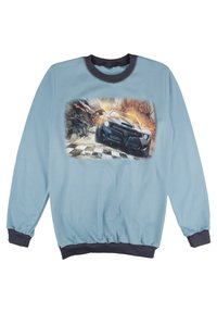 Jasnoniebieski sweter z okrągłym dekoltem, z ciemnymi prążkowanymi mankietami i kołnierzem, prezentujący grafikę wyścigowego samochodu na rozmytym tle.