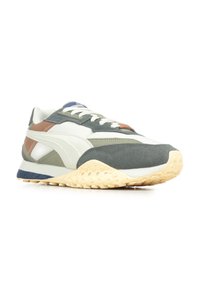 Sneaker verde e beige realizzato con un mix di materiali in suede e mesh. Presenta una punta rotonda, chiusura con lacci e una suola in gomma testurizzata.