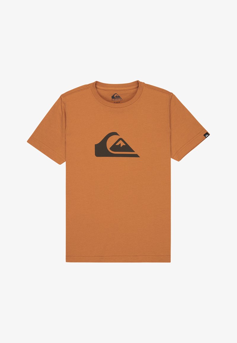 T-shirt à manches courtes orange rouille avec logo Quiksilver noir représentant une vague et une montagne sur la poitrine, et une petite étiquette logo sur la manche.