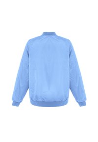 Světle modrá bomber bunda, hladká tkanina, žebrovaný límec a lem, elastické manžety, mírně vycpaná, jednoduchý design bez vzorů.
