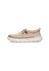 Scarpa casual beige con tomaia in tessuto texturizzato, lacci elastici e suola bianca imbottita con una striscia di accento arancione.