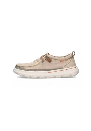Scarpa casual beige con tomaia in tessuto texturizzato, lacci elastici e suola bianca imbottita con una striscia di accento arancione.