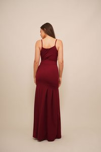 Burgundy ilman hihoja oleva maxi-mekko, tiukka yläosa, levenevä hame sivupleatsilla, sileä kangas, vetoketj closure takana, lattialle ulottuva malli.