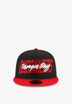 Schwarze und rote Tampa Bay Buccaneers Flachkappe mit rotem "BUCCANEERS" und weißem "Tampa Bay" Schriftzug auf der Vorderseite.
