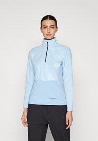 Svijetloplavi flis pulover s visokim ovratnikom, polu-zip prednjim dijelom, teksturiranim dizajnom i detaljem loga na rubu. Dugi rukavi.