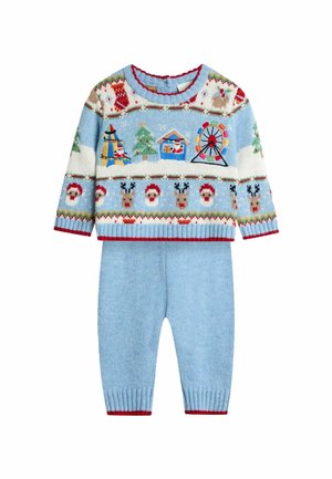 Helles blaues Strickpullover- und Hosen-Set, das ein festliches Muster mit Rentieren, Schneemännern und Feiertagsmotiven zeigt. Rote Besätze akzentuieren die Kanten.