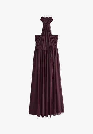 Mouwloze avondjurk tot op de vloer in diep bordeaux met halternek en geplooide taille-detail.