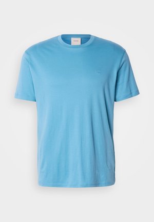 Himmelblaues, kurzärmeliges T-Shirt aus Baumwolle mit Rundhalsausschnitt und kleinem, gesticktem Logo auf der Brust. Glatte Textur, reguläre Passform.