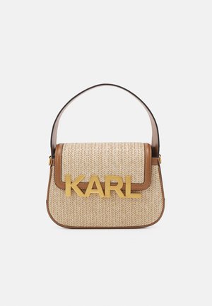 Sac à main beige tissé avec des accents en cuir marron et un logo doré "KARL" sur le devant. Présente une forme rectangulaire et une poignée supérieure.