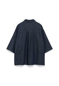 Camicia di jeans blu con colletto, spalle scese e maniche corte. Presenta un design della schiena plissettato e dettagli di cucitura visibili.