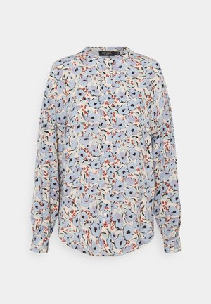 Langærmet bluse i let materiale, med en lyseblå baggrund og blomstertryk i lilla, rød og sort. Knaplukning foran og plisseringer.