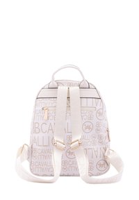 Zaino in tessuto bianco con motivo a logo dorato, hardware dorato, manico superiore e spallacci bianchi regolabili. Tasca con zip laterale.