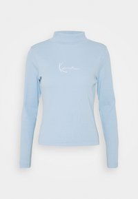 Maglietta a maniche lunghe di colore azzurro chiaro realizzata in tessuto a coste, con collo alto e testo ricamato bianco sul petto.