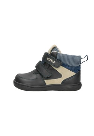 Zapato infantil tipo bota alta en negro y beige con puño de punto azul en el tobillo, dos tiras negras de velcro y una lengüeta para tirar en el talón.